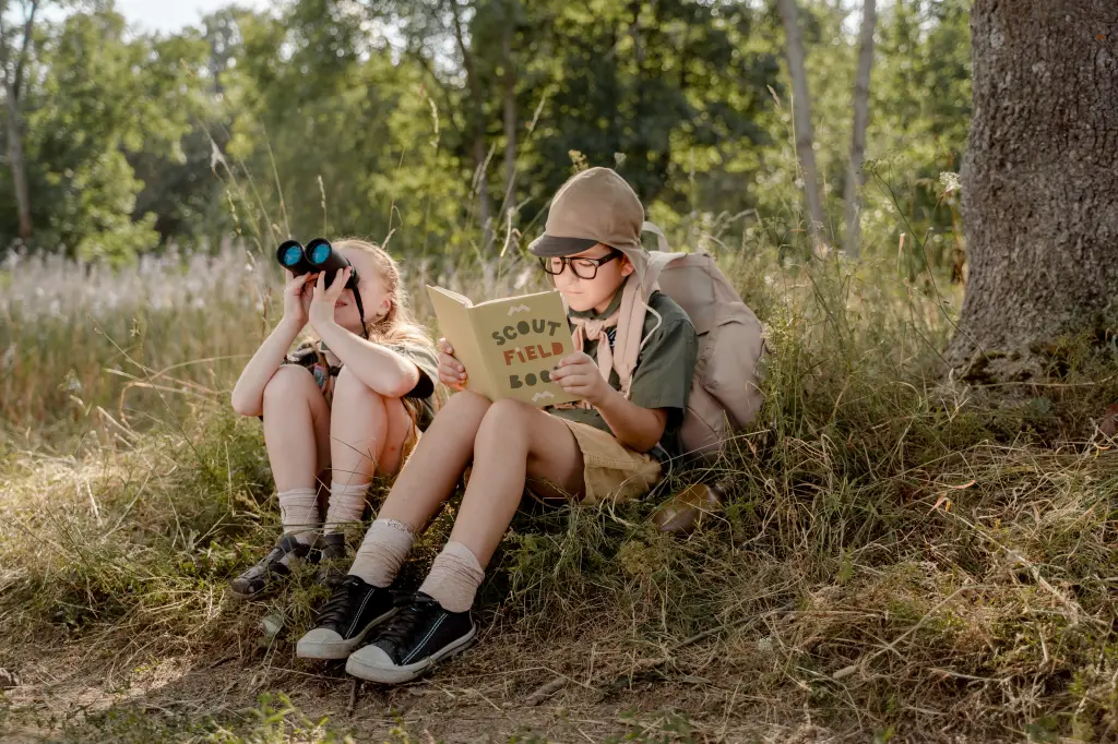 Scouts leyendo en el campo