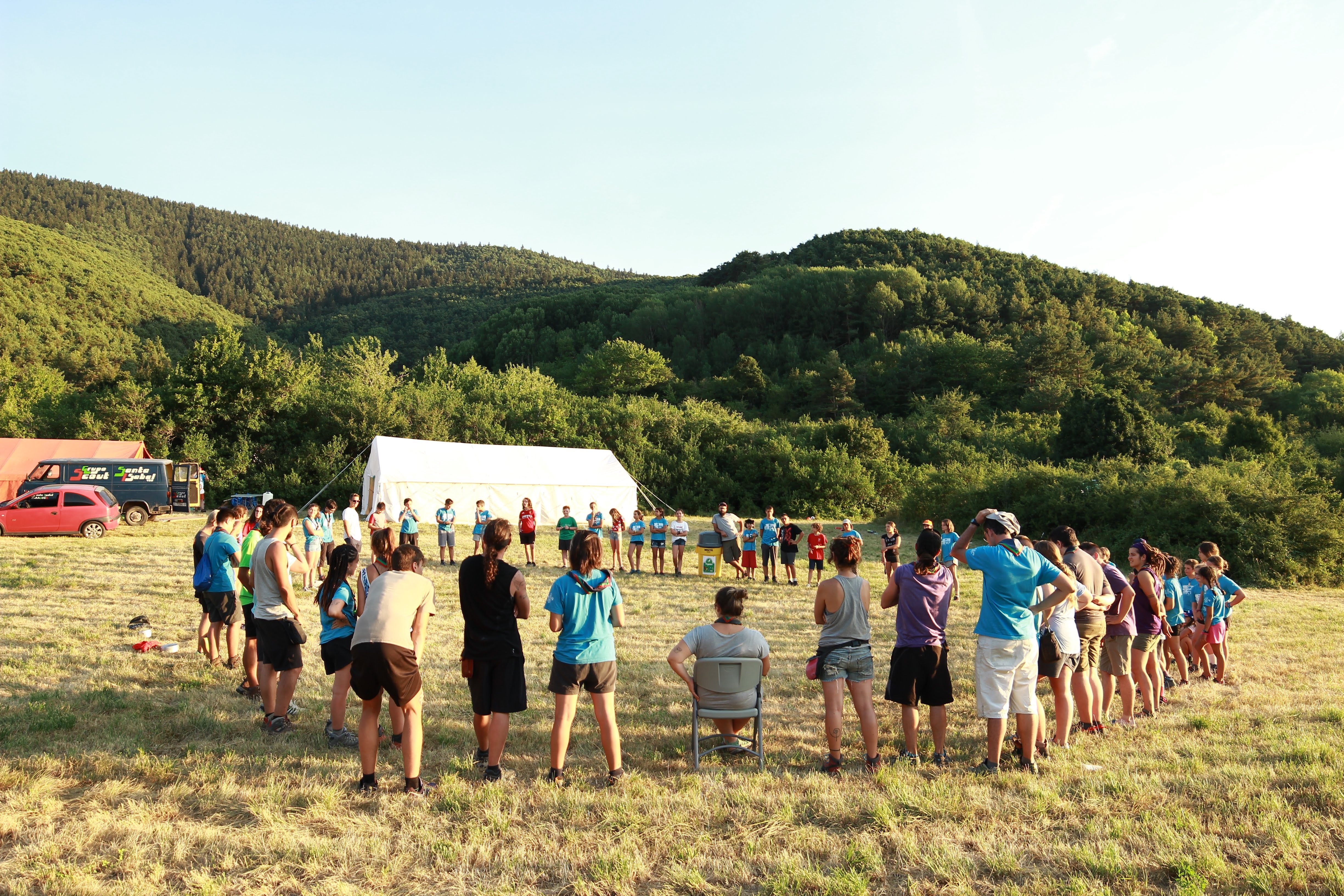 Grupo scout en campamento de verano